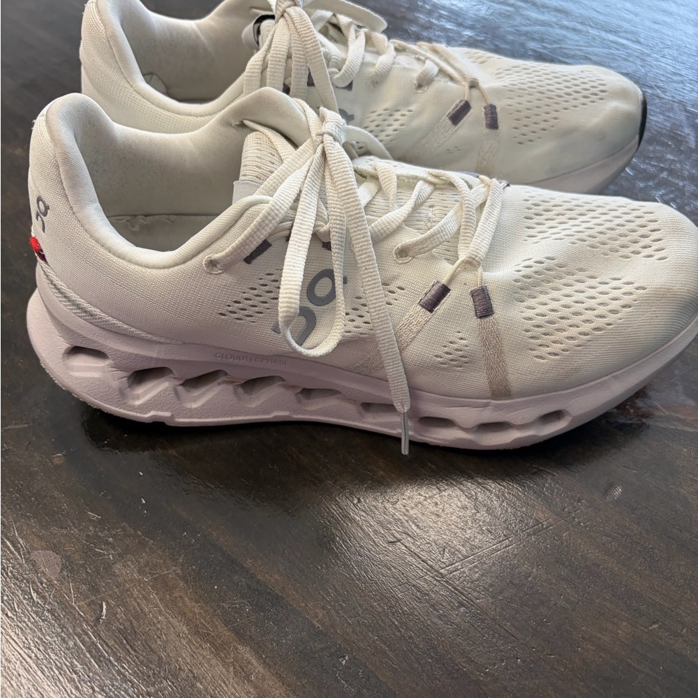 Women’s white On Cloud Surfer shoes size 8